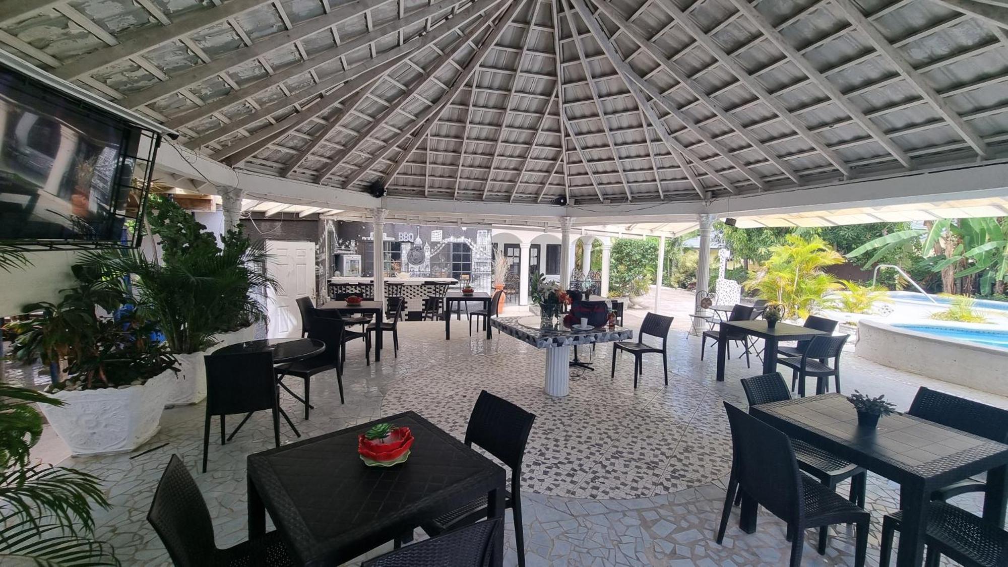 Little Savoy Guest House New Runaway Bay Kültér fotó