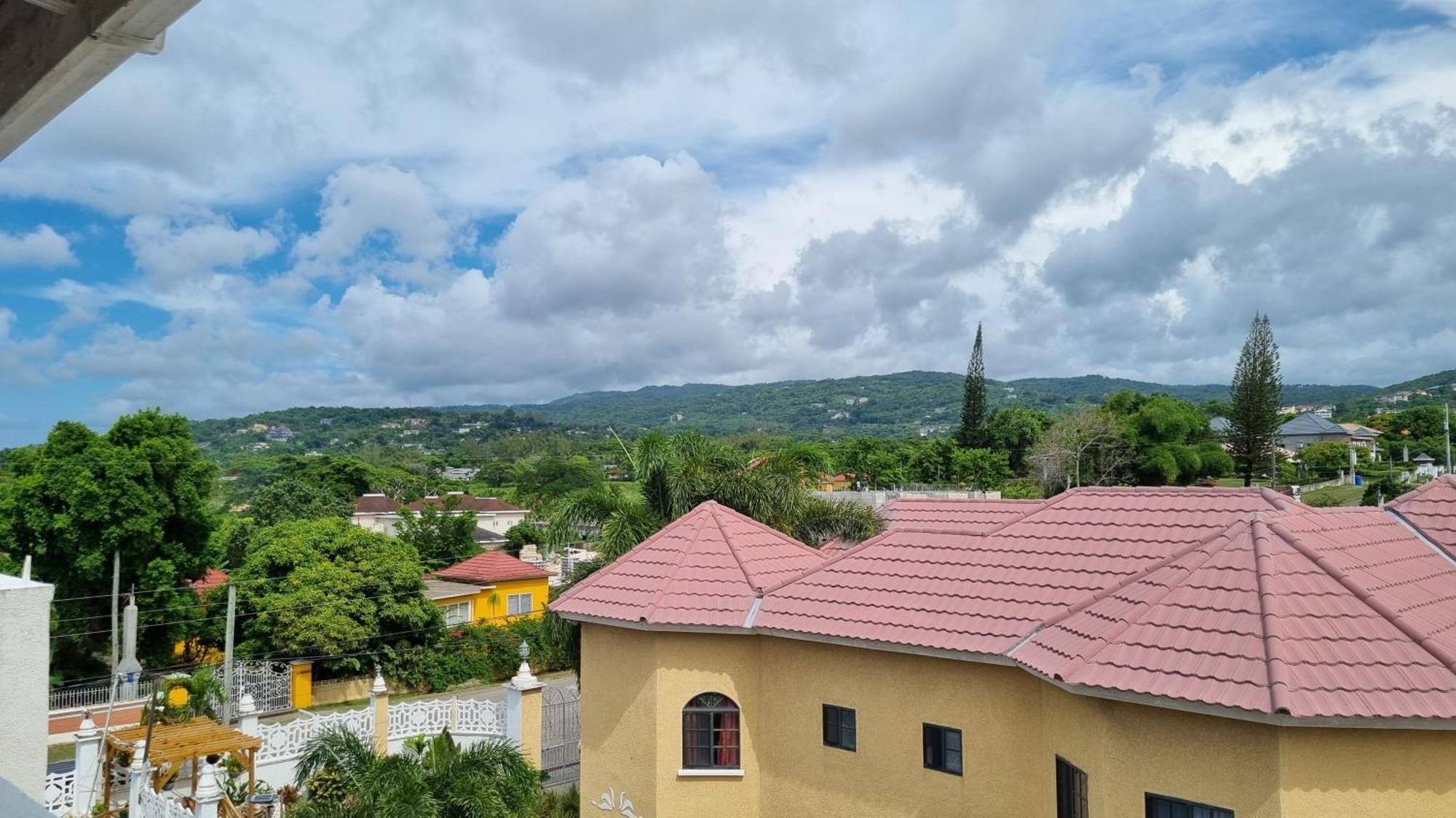 Little Savoy Guest House New Runaway Bay Kültér fotó